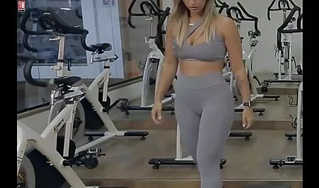 Cutie sex mame mature plavuša miluje obrijanu macu u raznim pozama