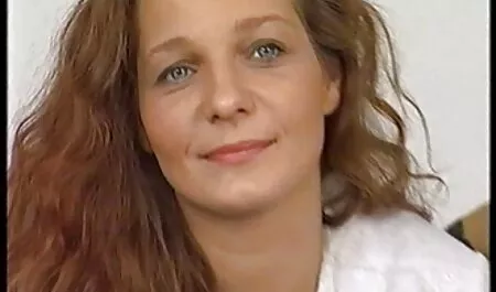 Mlada djevojka raširi noge i pokaže obrijanu porn mature sexi pičkicu leđima o golom tijelu klijenta i trlja uljem. U određenom trenutku ona se sprijatelji s tipom i oni se počnu jebati