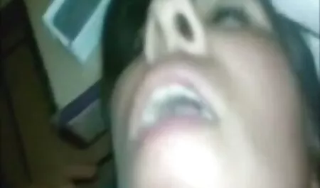 Debela drolja u ružičastom donjem rublju sexi mature video usisava kurac