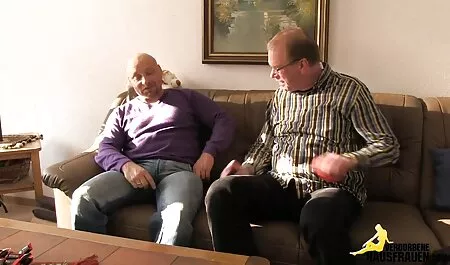 Ruska studentica tiho cvili od uzbuđenja kad pijanica starije sestre uđe u njezinu ružičastu, mokru macu. pormo mature Nikad prije to nije radila i nikad nije mislila da je to tako cool