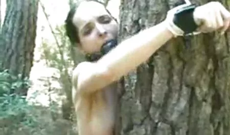 Mlada učiteljica se ne može založiti za sebe, pa je svi jebe. Zatim će se s cijelim razredom porno cu mature free grubo zajebavati, a zatim će uz pomoć Photoshopa i skrivene kamere učenici napraviti kompromis