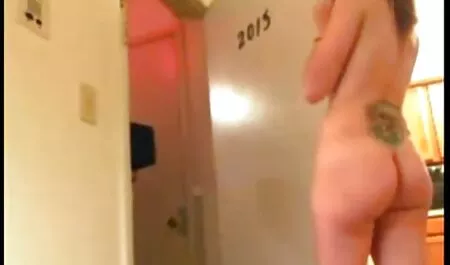 Prekrasna seksi plavuša nježno jebe crnu ebanu cumature