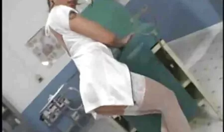 Muž pokazuje suprugu aerobatike pormo mature
