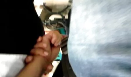 Spustio je gamaše s djevojke i počeo milovati filme porno cu italience mature njezinu pičku