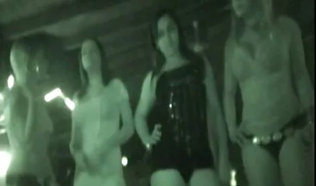 Jato slatkih nesretnika ostavljenih kao kazna nakon studija na fakultetu odluči uljepšati dosadno sjedenje u praznoj učionici i imati ludu orgiju sex mame mature lezbijskih, slatkih zajebavanja