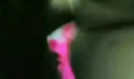 Dvije pormo mature vitke djevojke miluju jedna drugu pičkice