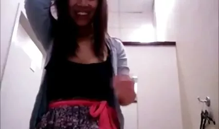 Ravnatelju u uredu prilično sexi mature video je dosadno pa provodi vrijeme gledajući gole djevojke na Internetu
