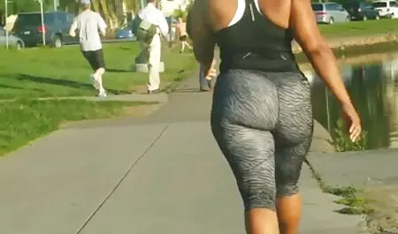 Konobarica iz Francuske spremna je pred kamerama pokazati koliko je djevojka bez kompleksa i bez sramote. Čim je momak skinuo hlače, odmah se počela jebati anal video mature s njim ravno u baru
