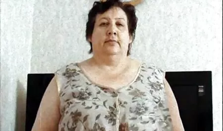 Plavuša maturecxx je umetnula dildo u pičku i masturbira ispred svog supruga