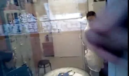 Kučka izgleda kučka sjedi za volanom u xxporno mature razbarušenim gaćicama i prstom joj maca