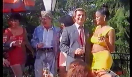 Latinoamerička djevojka koja pormo mature se igrala u kupaonici