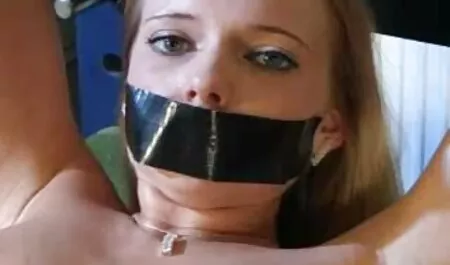 Sudeći po dugim prozirnim dildosima u rukama kujama, lako je pretpostaviti da su se ove tri djevojke, Britney, Belladonna i Ashley, okupile ovdje kako video mature xx bi se zabavile lezbijskom naklonošću