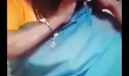 Ližući guzicu i pičku mlade plavuše, muškarac ubacuje svoj mature hq porno debeli eldak u njezine rupe