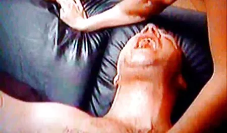 Zaljubljeni free porno mature par se zajebava pred kamerom