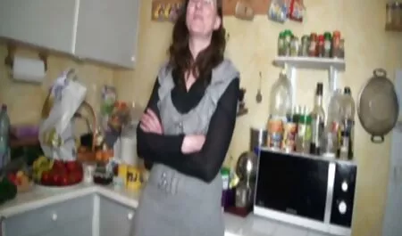 Dude uzbuđeno gleda u kameru i miluje svoj pormo mature penis