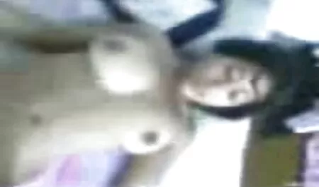 Mlada seksi studentica dogovorila je gangbang u razredu s porni maturi radnicima