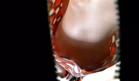 Shadgy frajer u tetovažama prstom upirući njegov ležeran penis porno cu mature italience