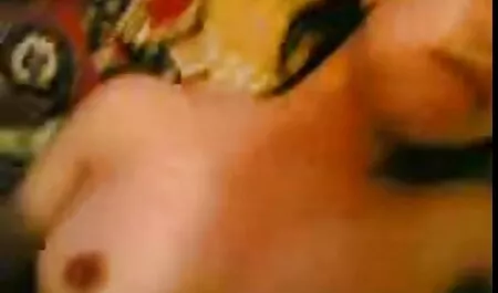 Simoni Diamond stavlja dildo u usta i masturbira video porn mature prstima
