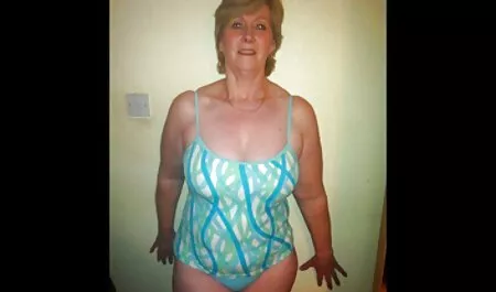 Vitka crnka s porno ma ture punim usnama jebe momka i cums