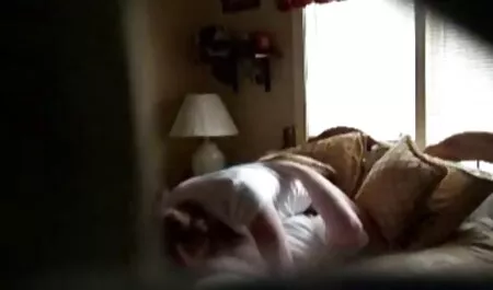 Prvi video mlade free porno mature porno zvijezde, kuja širi svoje lijepe noge i jebe se vibratorom