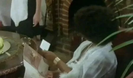 Prilično se kučka nasilno dok xxx mature masturbira