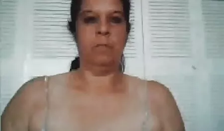 Dava Fox drži naočale kad se jebe s jebačem video porn mature