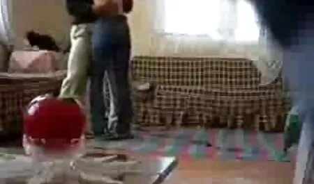 Čovjek je zasadio seksi plavušu u erotskom donjem free porno video mature rublju na svoj teški kurac