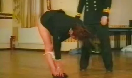 Vruća plavuša i zreo muškarac sisaju penis pormo mature zajedno