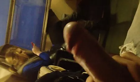 Tip je konačno stigao do susjedove xxporno mature pičke i stavio djevojčicu na zemlju, prvo joj je lizao macu, a zatim je raznio ljepotu i završio u njezinoj vrućoj vagini