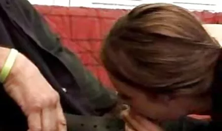 18-godišnja djevojka ima veliki orgazam na kameri sex mame mature