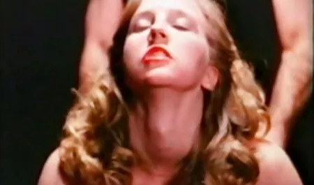 Zrela poslovna video mature xxx žena, ponudila je unapređenje mlađem menadžeru