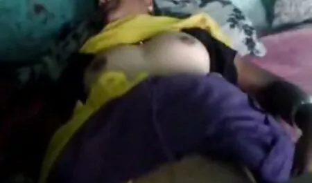 Djed Mraz na svoj debeli penis stavlja seksualni trans i xxporno mature ispunjava joj rupu spermom
