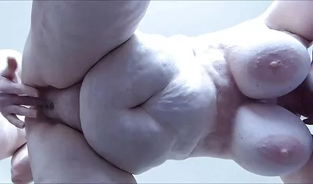 Brineta se igra mature hq porno s vrlo velikim dildom