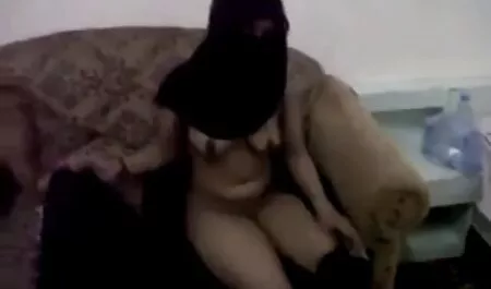 Zrela kuja prvo je jebala svoj klitoris, a zatim je počela anal video mature ugoditi svojoj pički