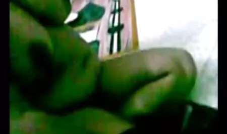 Prsata crvenokosa zvijer probija joj pičku kroz gaćice free porno mature