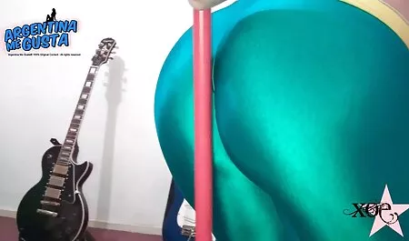 Dude je svoju luksuznu djevojku stavio u porno cu mature italience auto i rekao joj da miluje svoju macu i trlja o sjedalo