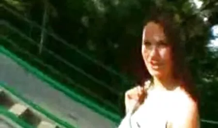 Brunette se prisjeća sexi mature video svog prvog seksa