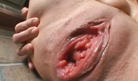 Prsata kuja plaća u naturi u kafiću, pravi sočan blowjob porno cu mature italience i širi svoju pičkicu po debelom članu vlasnika kafića