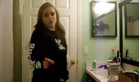 Prijatelju je dao usta, a zatim ga stavio na sexi mature video rak