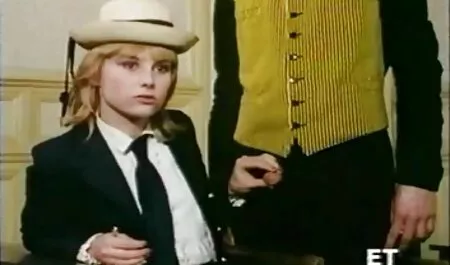 Ostavljena sama kod kuće, futaiuricumature kuja odmah baci odjeću na pod i nježno vještim, spretnim rukama lagano gurka mokar od uzbuđenja.
