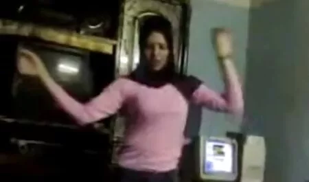 Beba je skinula matura sex xxx gaćice i raširila noge