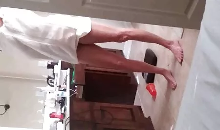 Lijepa djevojka s velikim grudima miluje sebe video porn mature