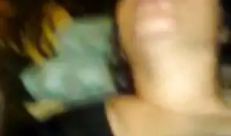 Mlada vrlo seksi pilić masturbira matura xxxx ravno u traktoru!