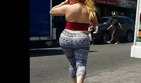 Stavljajući mladu video mature xxx djevojčicu s rakovima, zreli čovjek je zasadio svoj debeli penis u kuglice