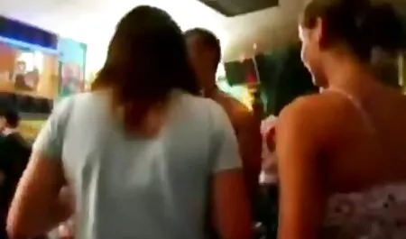Zgodna seksi Latina našla se u erotskom zatočeništvu u nekolicini uzbuđenih lopova koji su ranu bebu odmah odvukli na mekanu sofu i vrlo lijepo urezali porno video free mature u sve neselektivne intimne rupe.