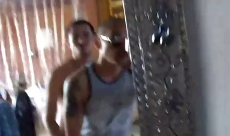 Prvo je ljepotica pokazala svoje male sise s izbočenim video porn mature bradavicama, a onda je kurva okrenula guzu i počela je zadirkivati ​​svojim vrućim i sočnim rupama, svojim virtualnim jebačem