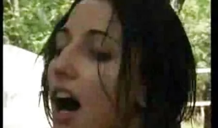 Plavokosa se izgubila u automobilu u šumi i isisala sexi mature video momka