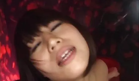 Vrući sportaš potrčao je u toalet da piški, kad se odjednom iz rupe u zidu pojavio veliki sexi mature video crni falus