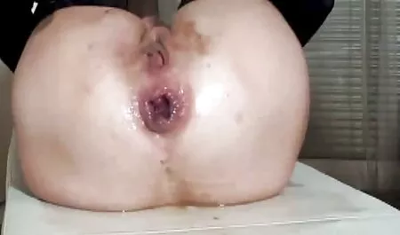 Sočna crna žena tako se hladno okrenula svojoj guzici pred đakom da je upravo tamo, na stepenicama, porni maturi skinuo drolju i jebeno jebao