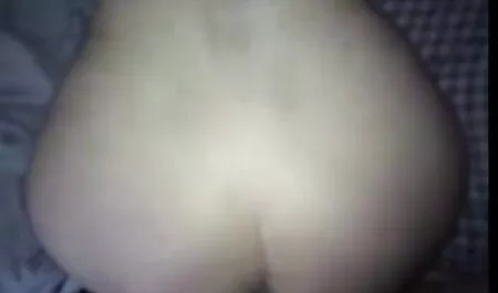 Mladi gay muškarac prstom dira svog sex mame mature prijatelja i sisa mu kurac